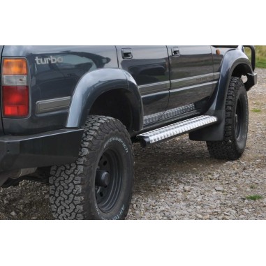 TOYOTA LANDCRUISER 80 ROCK ARMOR SEITEN SCHRITT