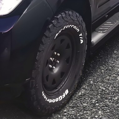 Dim.: 8 x 17 | P.C.D: 6 / 139.7 | Offset: 25 | CB: 110 | Modelo: Triangular | Color: negra mate