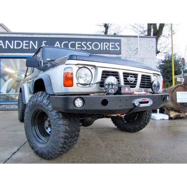 Frontstoßstange ohne Puffer und Löcher Nissan Patrol Y60