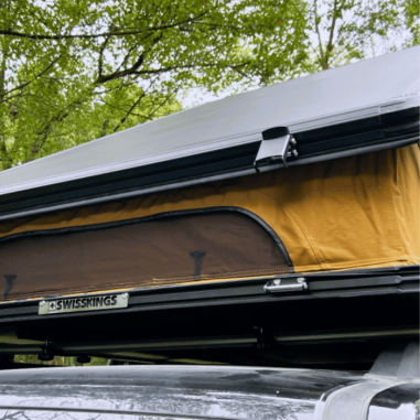 Ultradünnes 2-Personen-Dachzelt mit Hartschalenkuppel – Swisskings Taiga 13 cm mit Terrasse, 180°-Blick