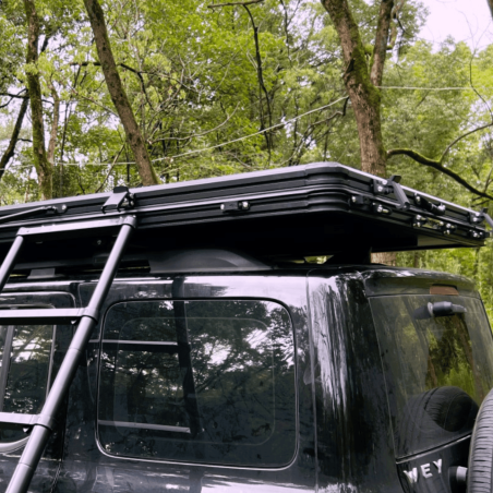 Ultra-slim 2-person hard-shell roof tent – Swisskings Taiga 13cm with terrace, 180° view