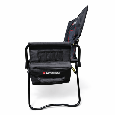 Campingstuhl im Direktorenstil mit Tischchen und Kühltasche.