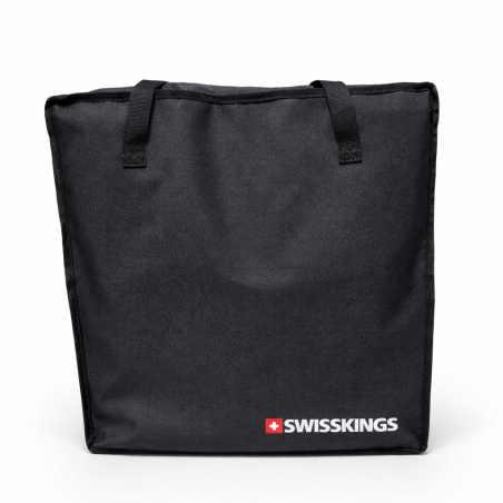 Campingstuhl im Direktorenstil mit Tischchen und Kühltasche.