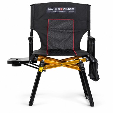 Campingstuhl im Direktorenstil mit Tischchen und Kühltasche.